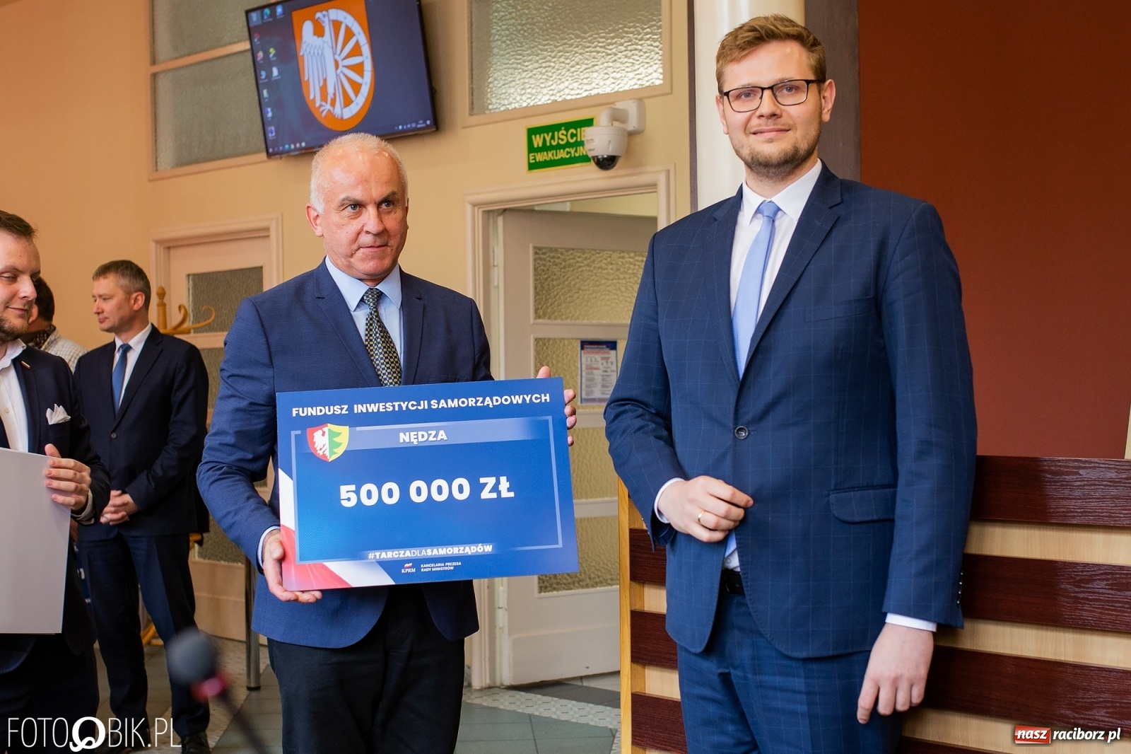 Zdjęcie w galerii na portalu naszraciborz.pl: Tarcza dla samorządów - włodarze gmin odebrali czeki [WIDEO] wiadomości z regionu