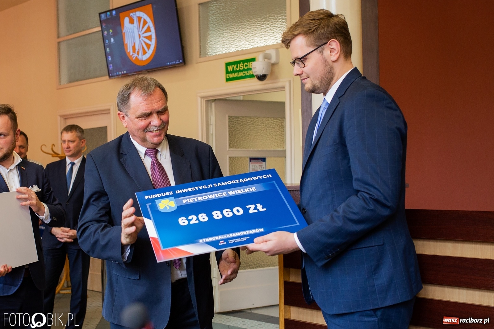 Zdjęcie w galerii na portalu naszraciborz.pl: Tarcza dla samorządów - włodarze gmin odebrali czeki [WIDEO] wiadomości z regionu