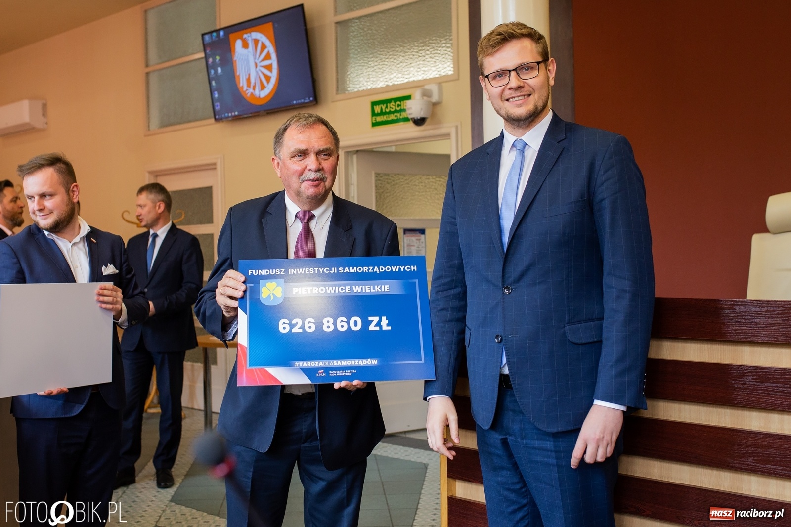 Zdjęcie w galerii na portalu naszraciborz.pl: Tarcza dla samorządów - włodarze gmin odebrali czeki [WIDEO] wiadomości z regionu