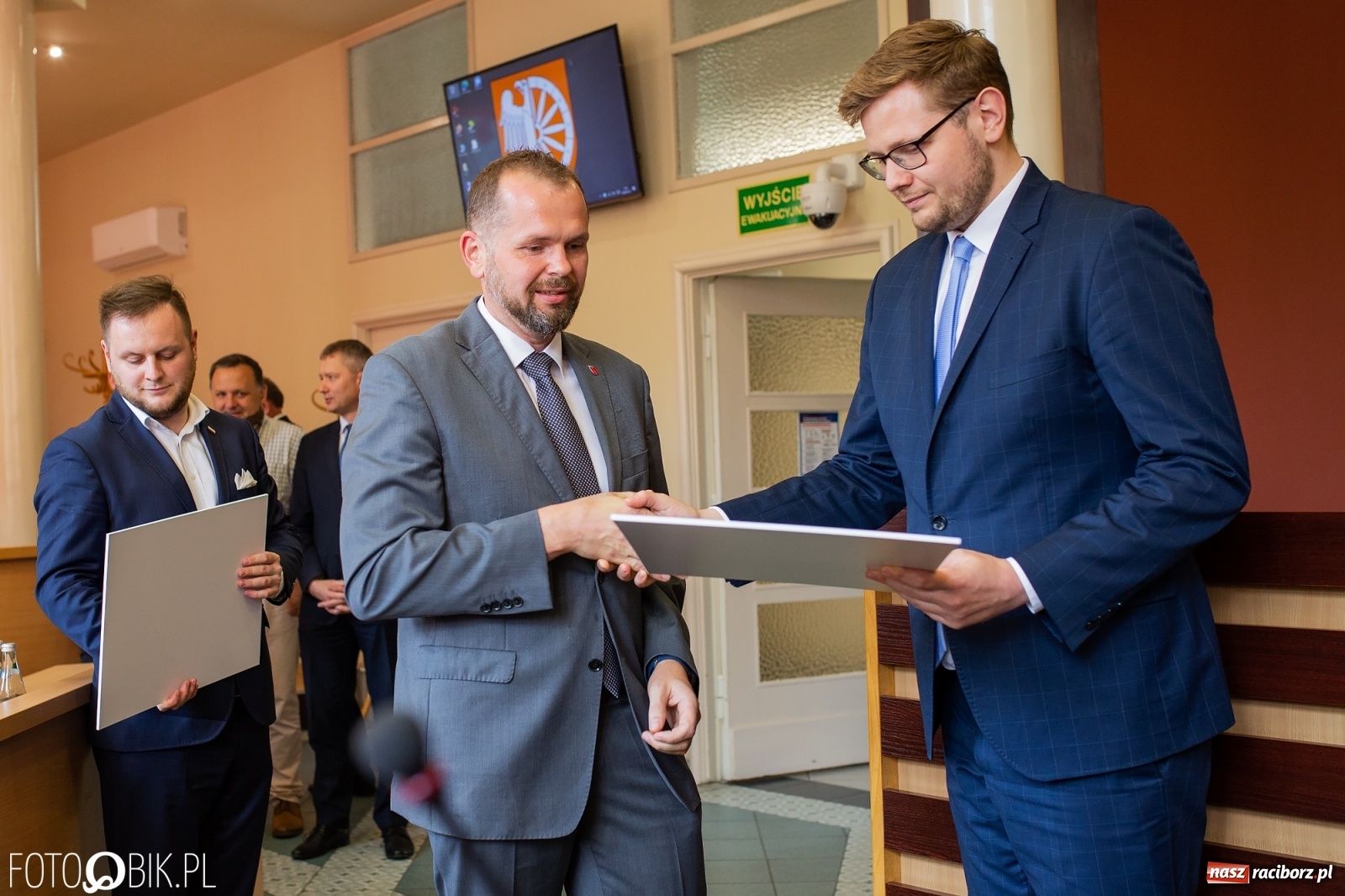 Zdjęcie w galerii na portalu naszraciborz.pl: Tarcza dla samorządów - włodarze gmin odebrali czeki [WIDEO] wiadomości z regionu