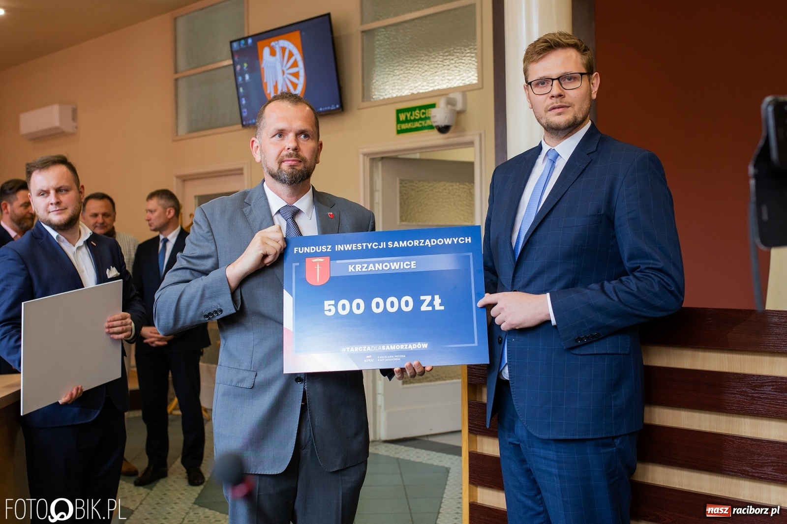 Zdjęcie w galerii na portalu naszraciborz.pl: Tarcza dla samorządów - włodarze gmin odebrali czeki [WIDEO] wiadomości z regionu