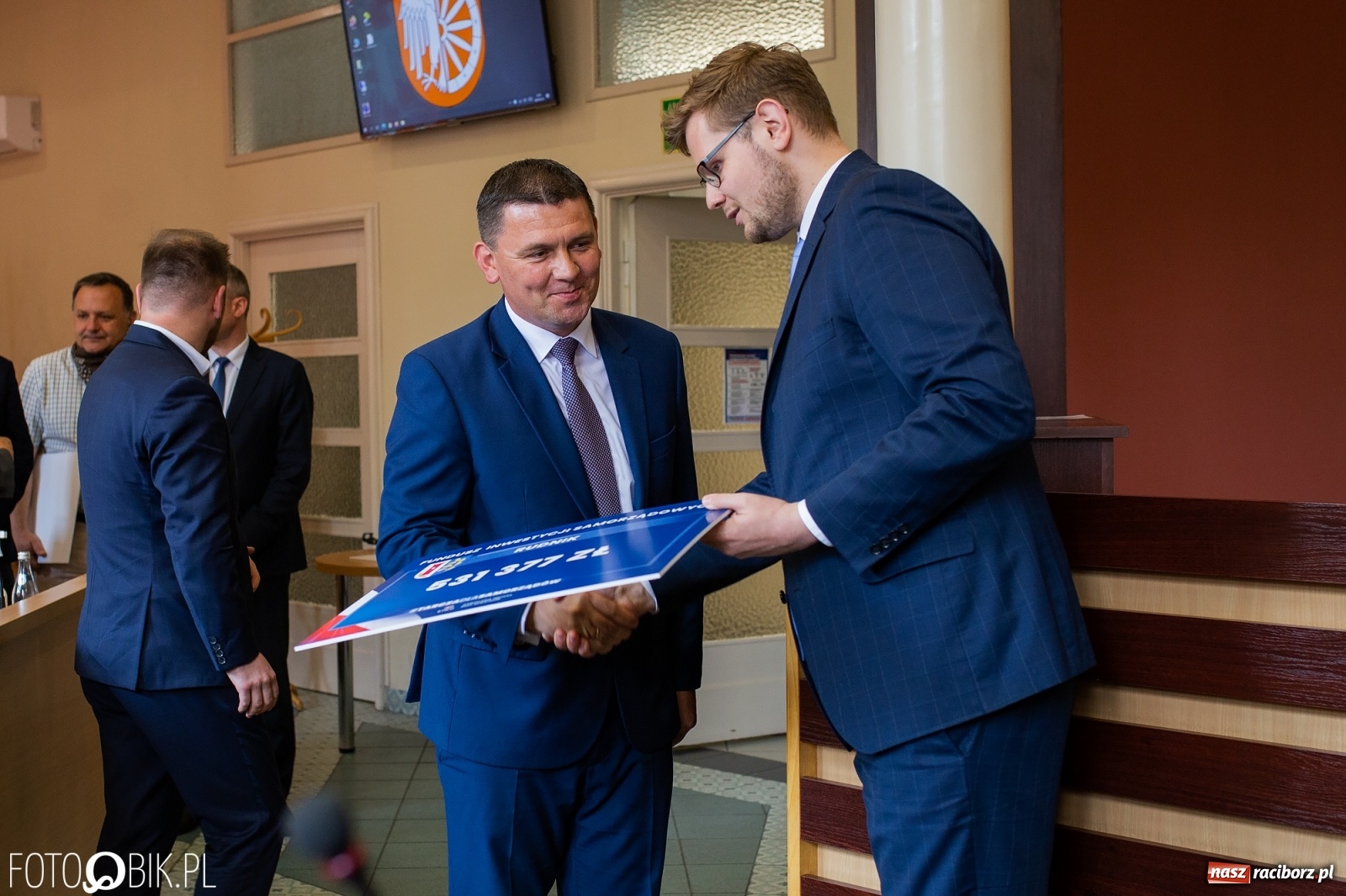 Zdjęcie w galerii na portalu naszraciborz.pl: Tarcza dla samorządów - włodarze gmin odebrali czeki [WIDEO] wiadomości z regionu