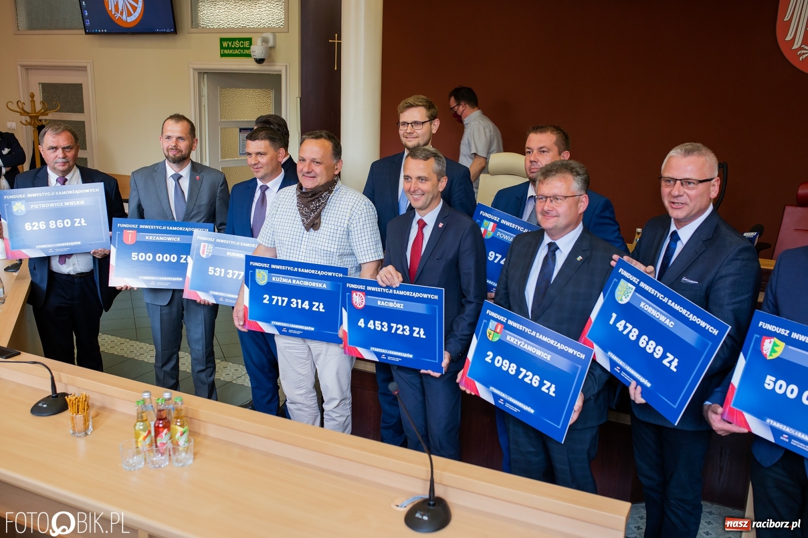 Zdjęcie w galerii na portalu naszraciborz.pl: Tarcza dla samorządów - włodarze gmin odebrali czeki [WIDEO] wiadomości z regionu