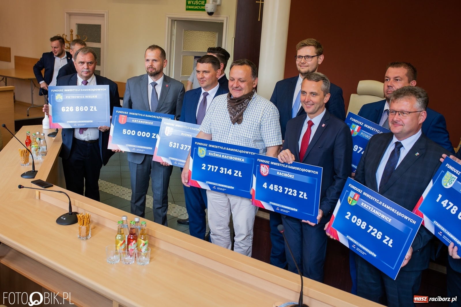 Zdjęcie w galerii na portalu naszraciborz.pl: Tarcza dla samorządów - włodarze gmin odebrali czeki [WIDEO] wiadomości z regionu