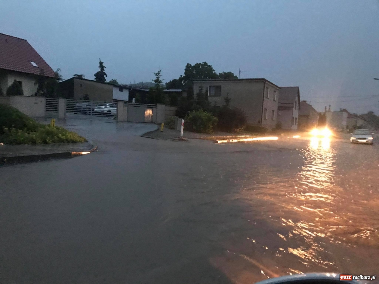 Zdjęcie w galerii na portalu naszraciborz.pl: Burza zalała Racibórz. Ulice zamieniały się w rzeki [FOTO i WIDEO] wiadomości z regionu