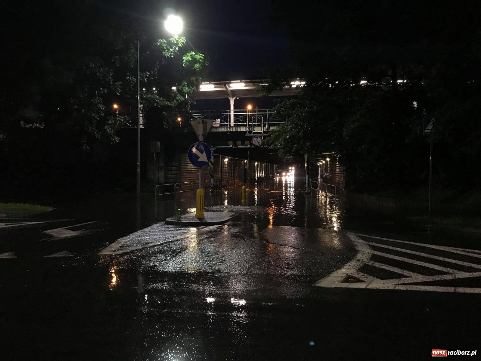 Zdjęcie w galerii na portalu naszraciborz.pl: Burza zalała Racibórz. Ulice zamieniały się w rzeki [FOTO i WIDEO] wiadomości z regionu