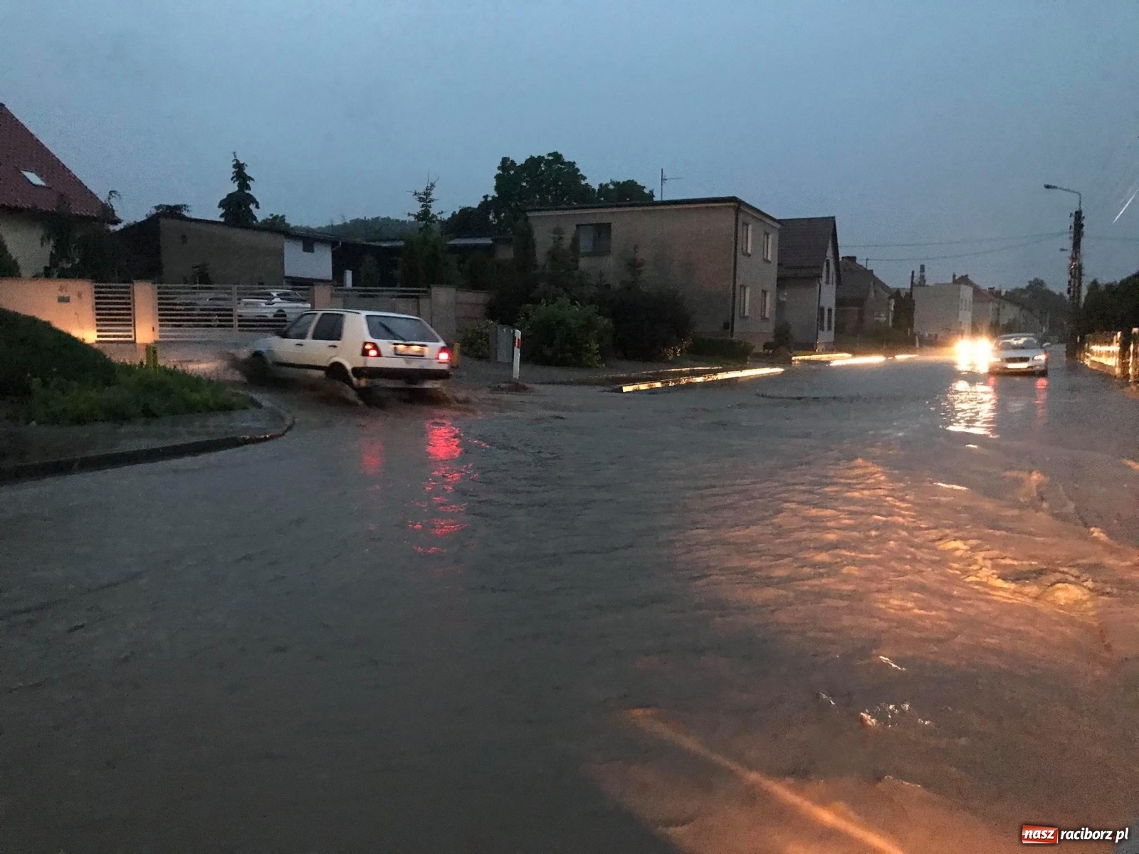 Zdjęcie w galerii na portalu naszraciborz.pl: Burza zalała Racibórz. Ulice zamieniały się w rzeki [FOTO i WIDEO] wiadomości z regionu