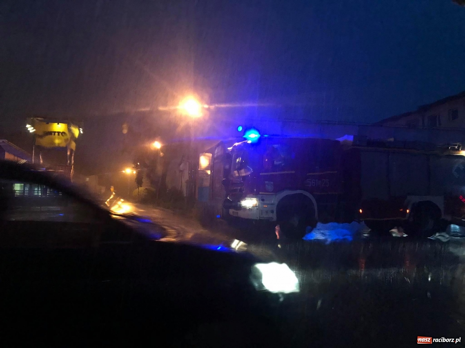 Zdjęcie w galerii na portalu naszraciborz.pl: Burza zalała Racibórz. Ulice zamieniały się w rzeki [FOTO i WIDEO] wiadomości z regionu