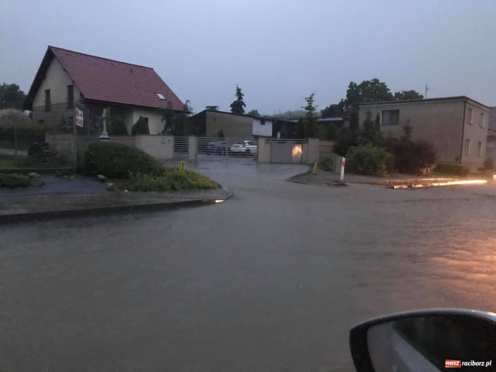Zdjęcie w galerii na portalu naszraciborz.pl: Burza zalała Racibórz. Ulice zamieniały się w rzeki [FOTO i WIDEO] wiadomości z regionu