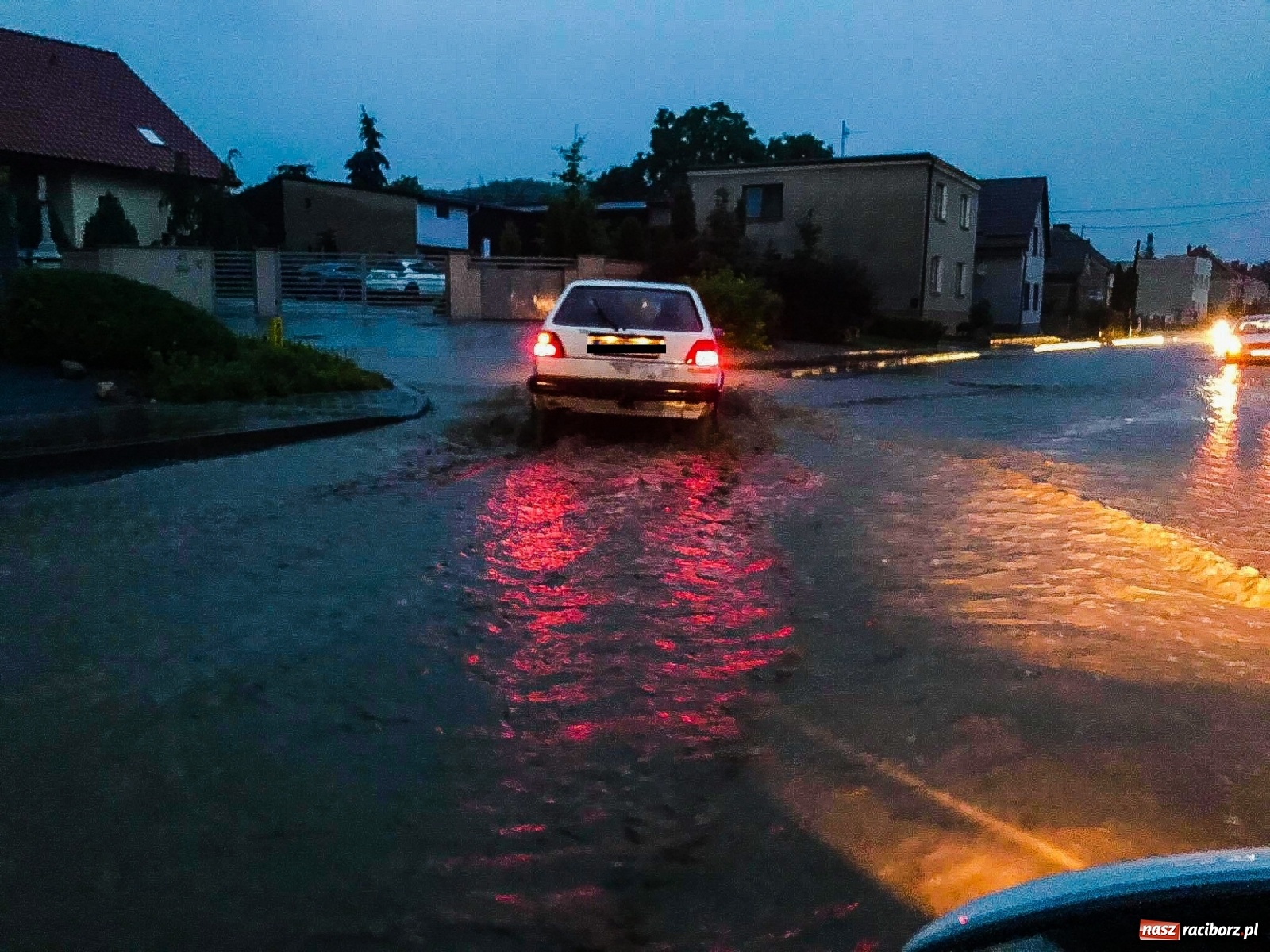 Zdjęcie w galerii na portalu naszraciborz.pl: Burza zalała Racibórz. Ulice zamieniały się w rzeki [FOTO i WIDEO] wiadomości z regionu