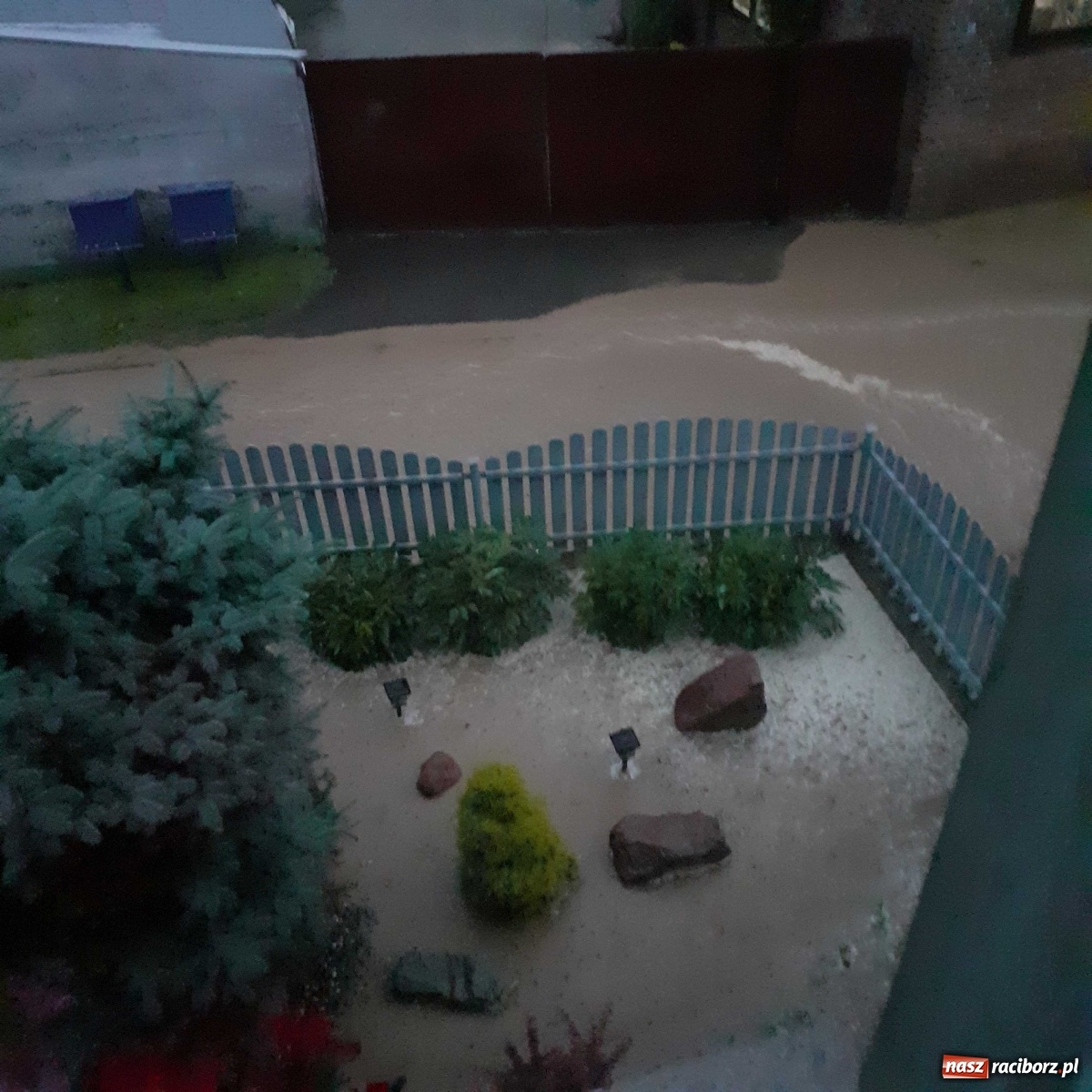 Zdjęcie w galerii na portalu naszraciborz.pl: Burza zalała Racibórz. Ulice zamieniały się w rzeki [FOTO i WIDEO] wiadomości z regionu