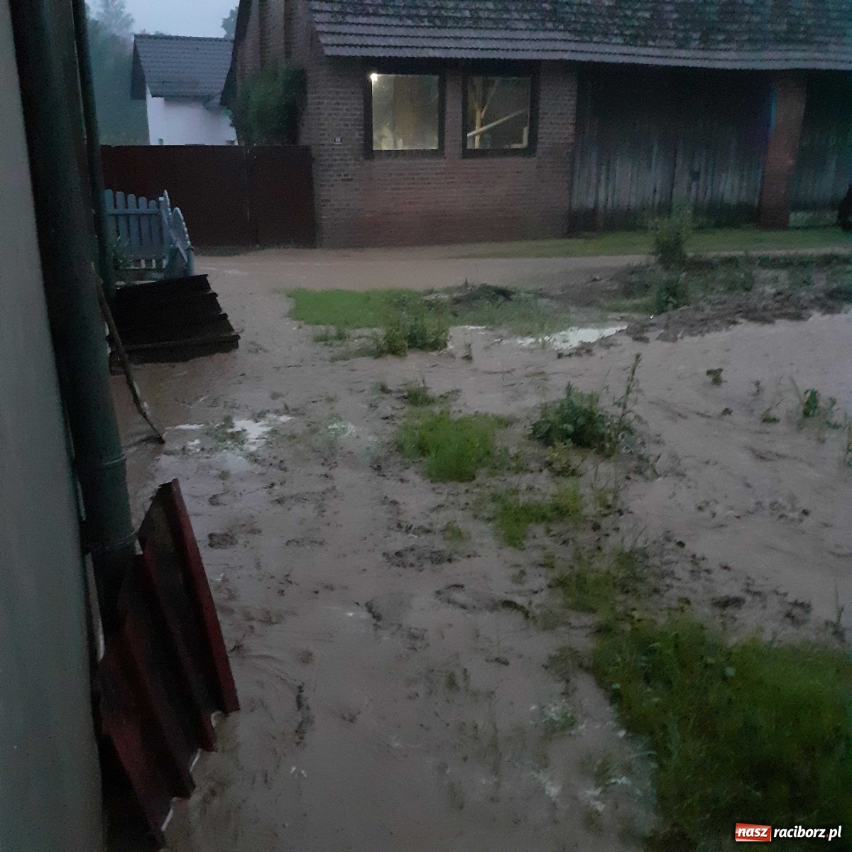 Zdjęcie w galerii na portalu naszraciborz.pl: Burza zalała Racibórz. Ulice zamieniały się w rzeki [FOTO i WIDEO] wiadomości z regionu