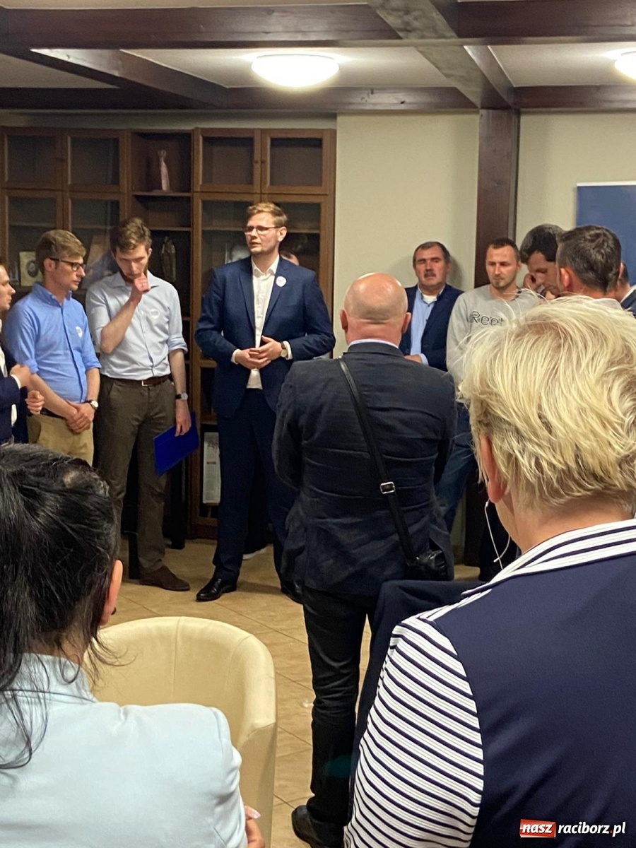 Zdjęcie w galerii na portalu naszraciborz.pl: Ostatnia kampanijna prosta w biurze posła  wiadomości z regionu
