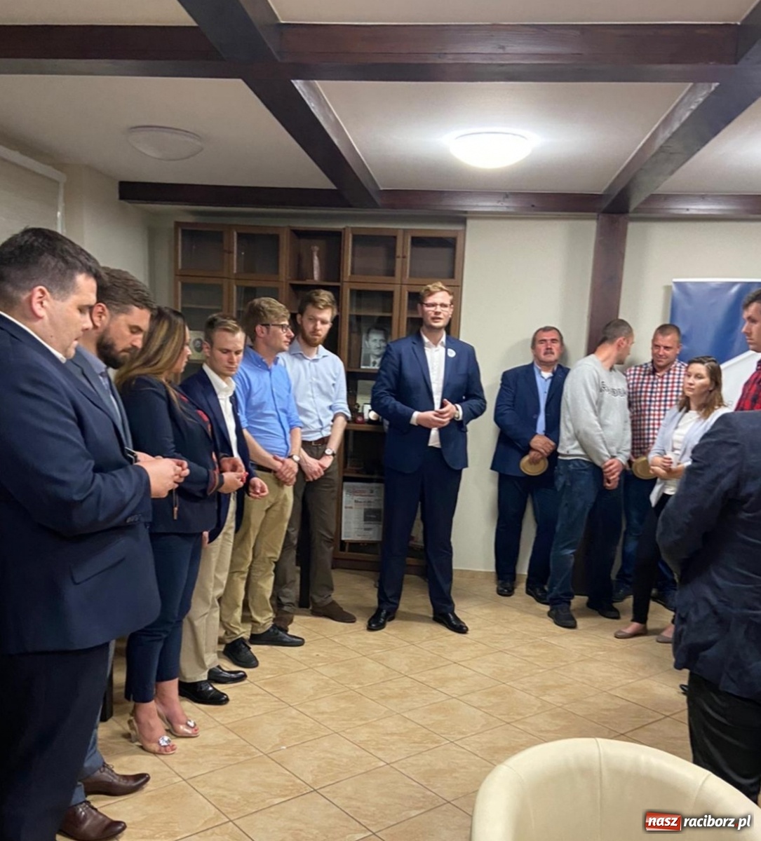 Zdjęcie w galerii na portalu naszraciborz.pl: Ostatnia kampanijna prosta w biurze posła  wiadomości z regionu