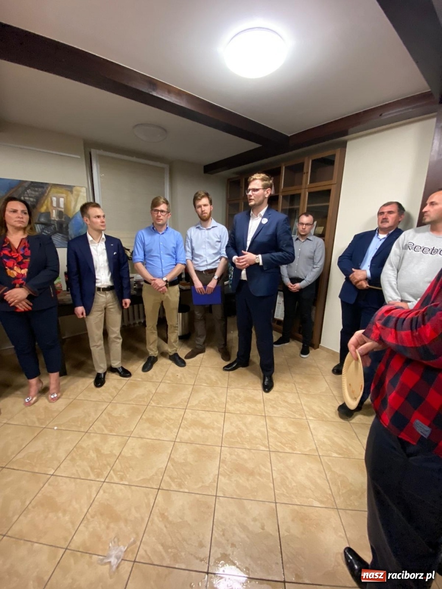 Zdjęcie w galerii na portalu naszraciborz.pl: Ostatnia kampanijna prosta w biurze posła  wiadomości z regionu