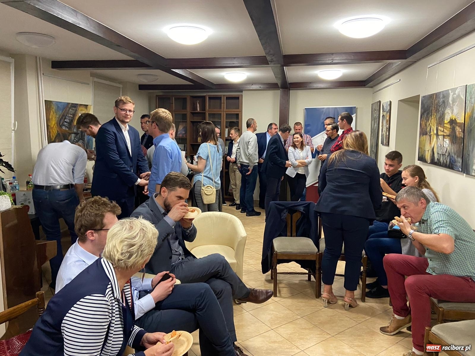 Zdjęcie w galerii na portalu naszraciborz.pl: Ostatnia kampanijna prosta w biurze posła  wiadomości z regionu