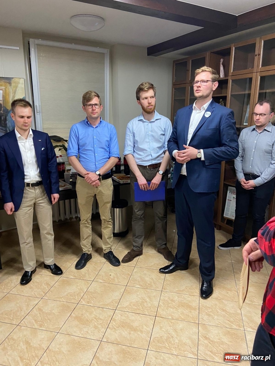 Zdjęcie w galerii na portalu naszraciborz.pl: Ostatnia kampanijna prosta w biurze posła  wiadomości z regionu