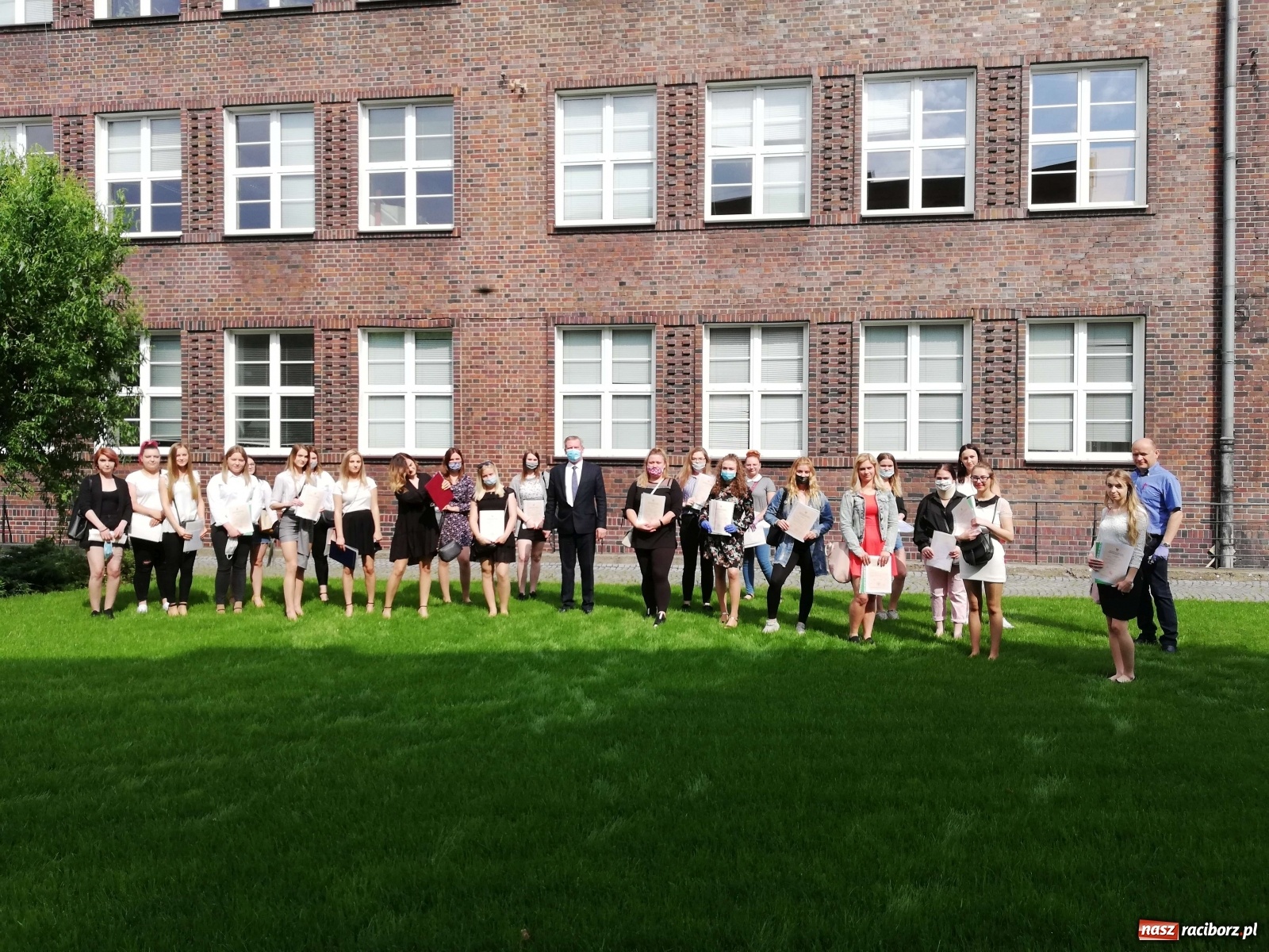 Zdjęcie w galerii na portalu naszraciborz.pl: Zawodowcy z CKZiU nr 1 odebrali świadectwa  wiadomości z regionu