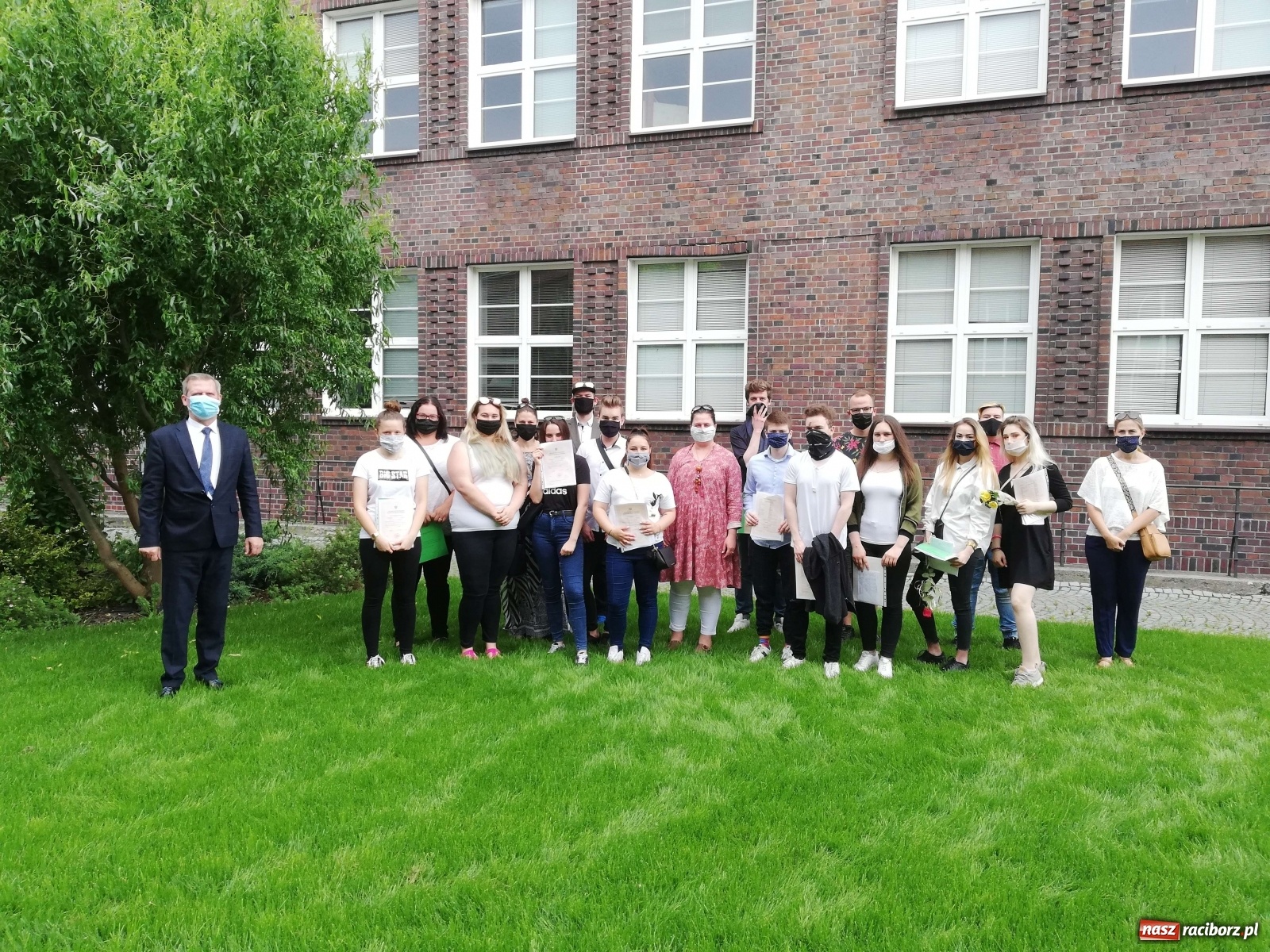 Zdjęcie w galerii na portalu naszraciborz.pl: Zawodowcy z CKZiU nr 1 odebrali świadectwa  wiadomości z regionu