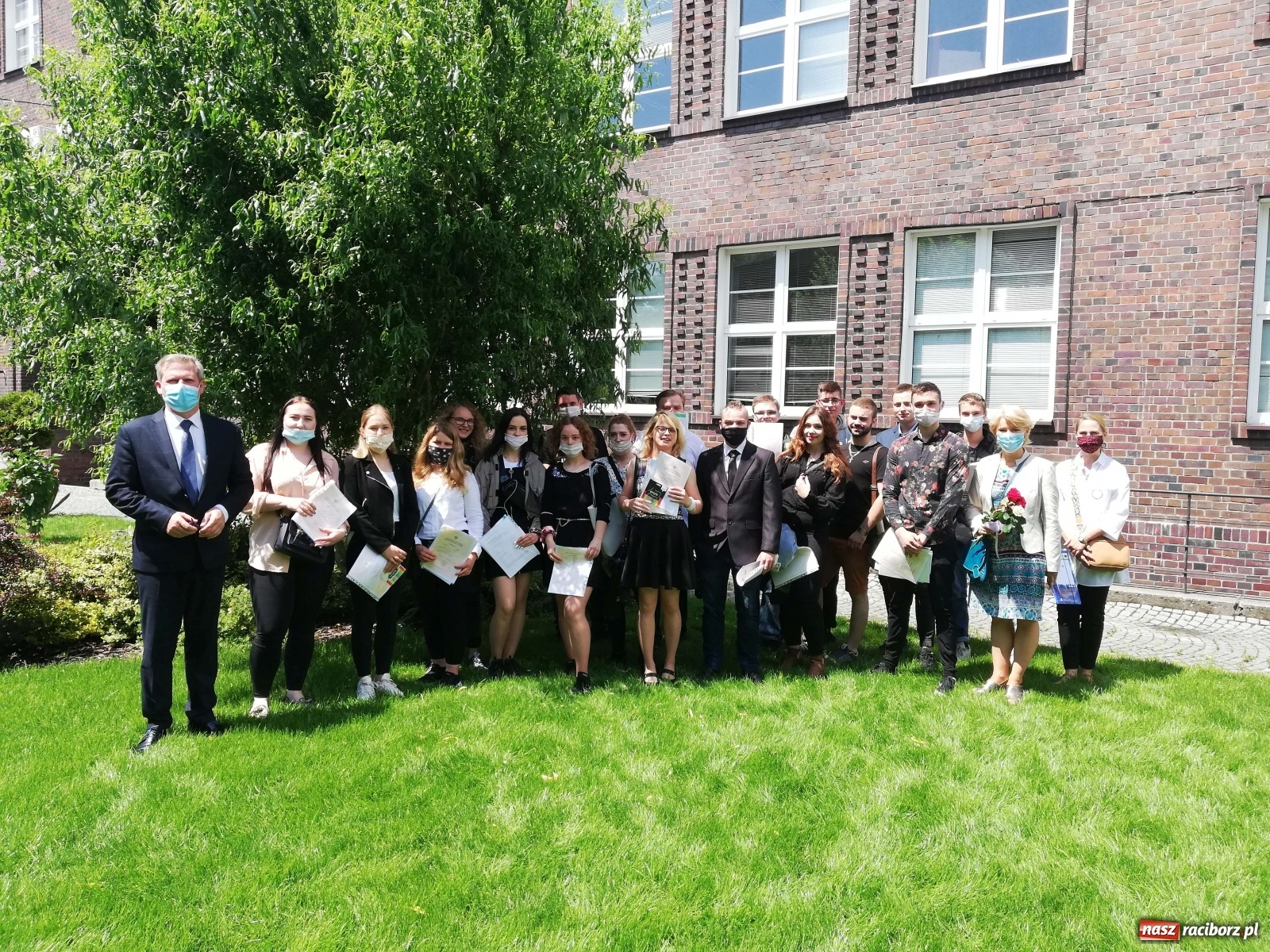 Zdjęcie w galerii na portalu naszraciborz.pl: Zawodowcy z CKZiU nr 1 odebrali świadectwa  wiadomości z regionu