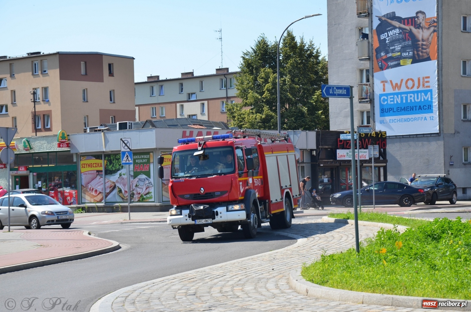 Zdjęcie w galerii na portalu naszraciborz.pl: Strażacy ewakuowali klientów DH Bolko przy Rynku  wiadomości z regionu