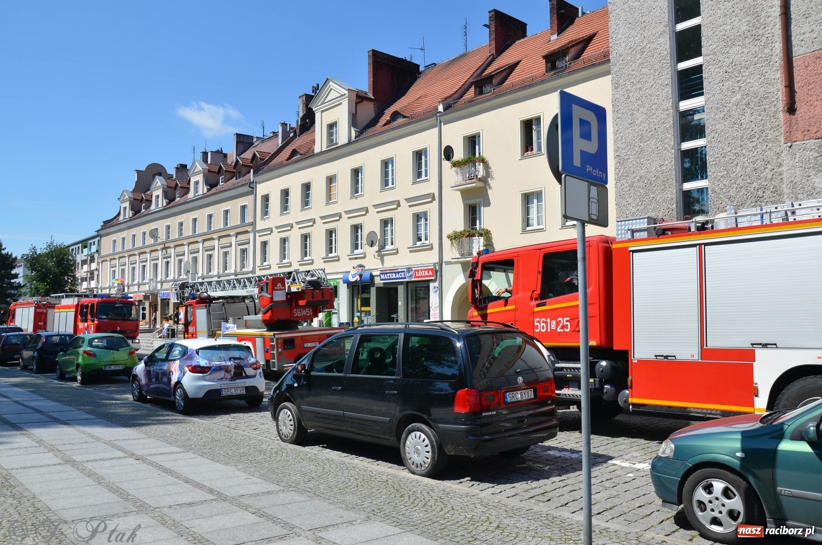 Zdjęcie w galerii na portalu naszraciborz.pl: Strażacy ewakuowali klientów DH Bolko przy Rynku  wiadomości z regionu