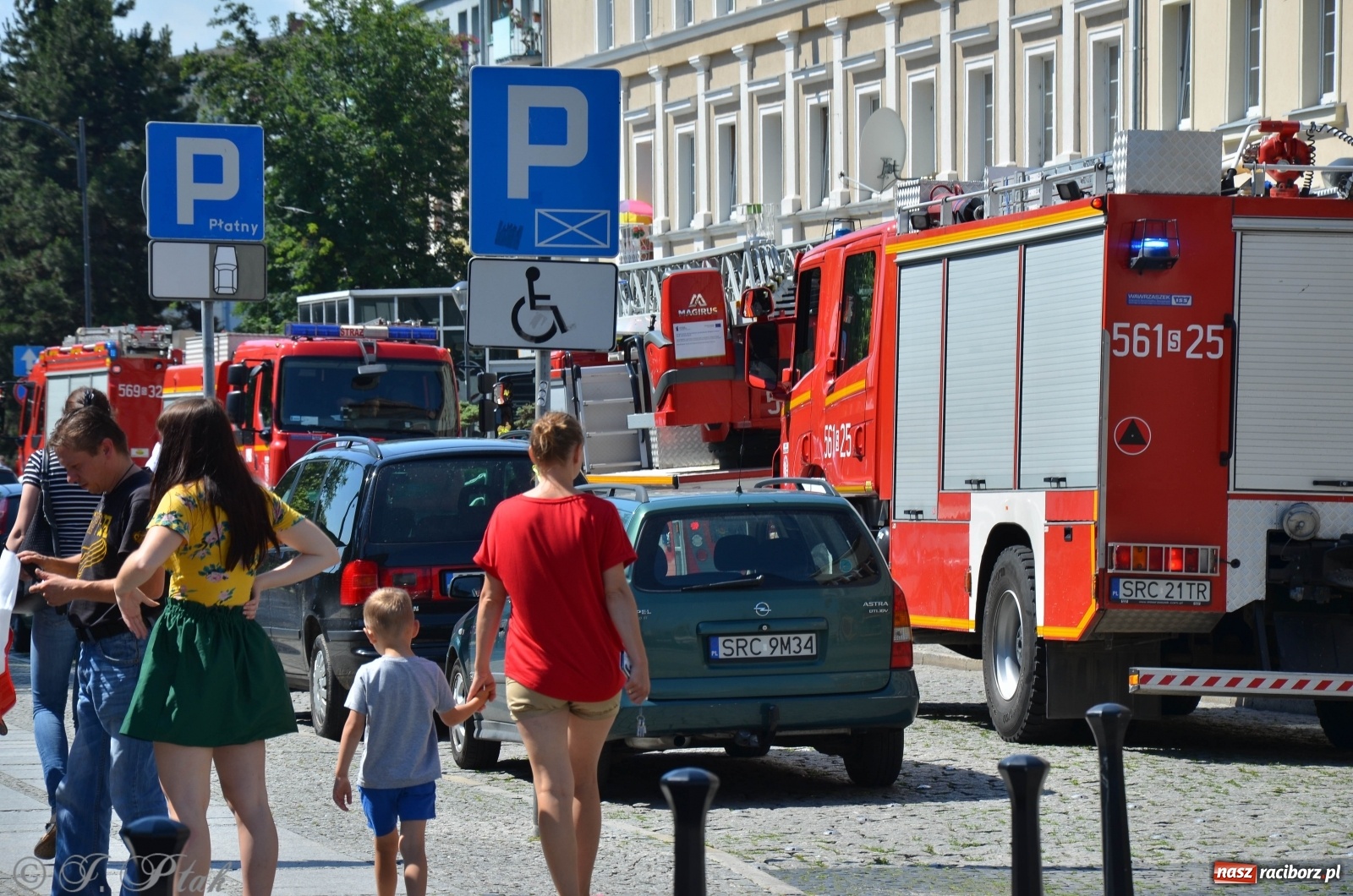 Zdjęcie w galerii na portalu naszraciborz.pl: Strażacy ewakuowali klientów DH Bolko przy Rynku  wiadomości z regionu