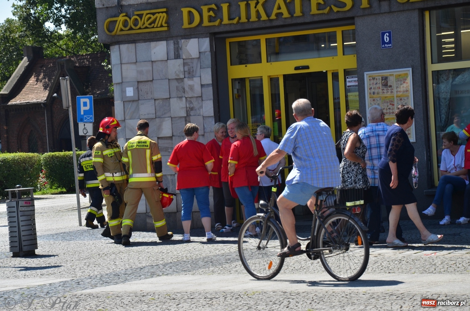 Zdjęcie w galerii na portalu naszraciborz.pl: Strażacy ewakuowali klientów DH Bolko przy Rynku  wiadomości z regionu