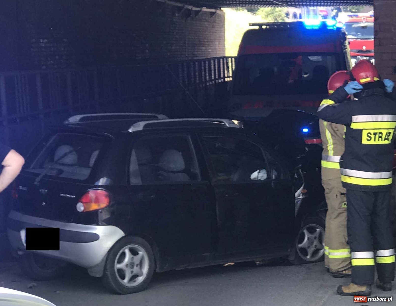 Zdjęcie w galerii na portalu naszraciborz.pl: Osobówka uderzyła w wiadukt przy Eichendorffa  wiadomości z regionu