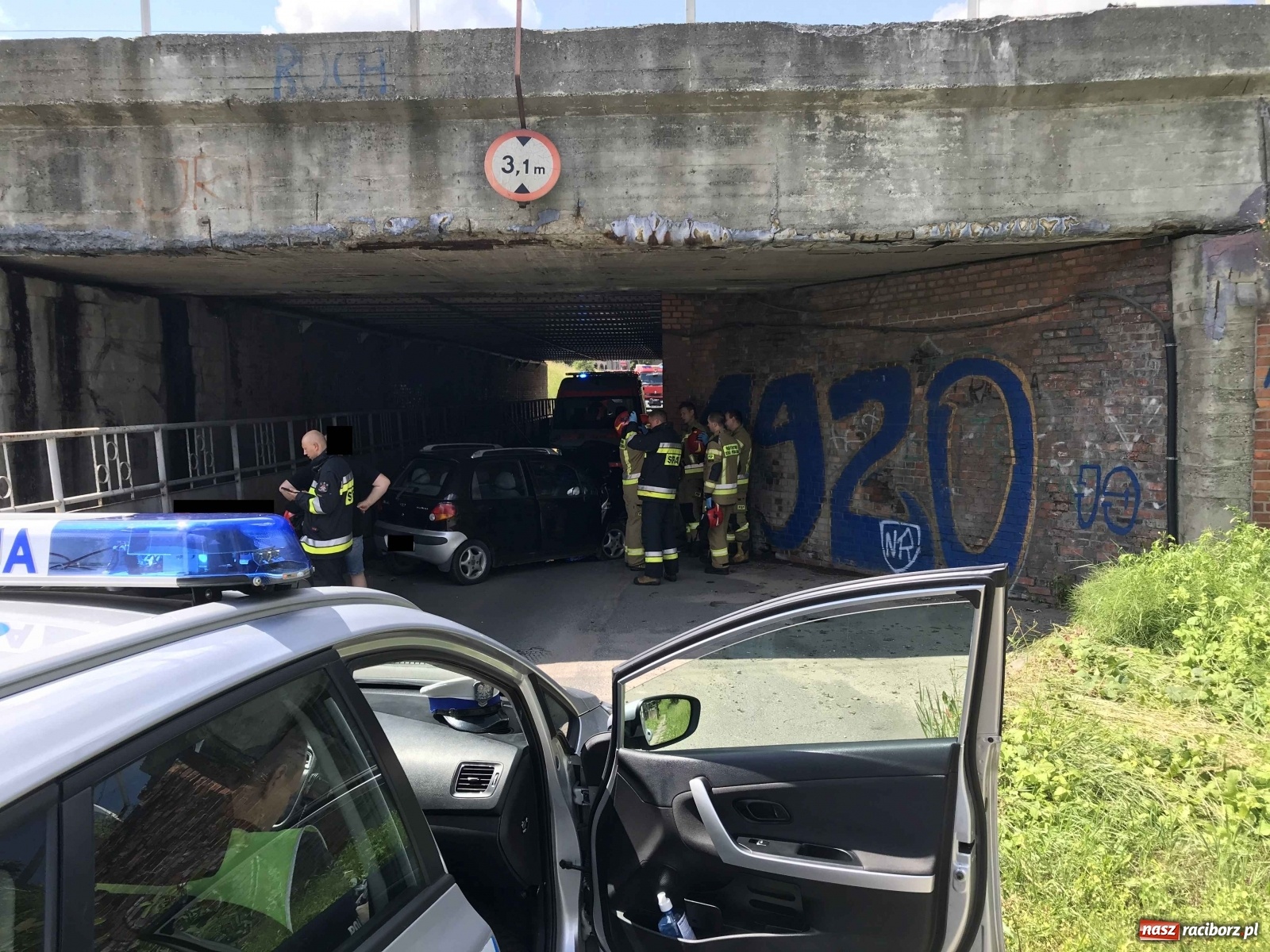Zdjęcie w galerii na portalu naszraciborz.pl: Osobówka uderzyła w wiadukt przy Eichendorffa  wiadomości z regionu