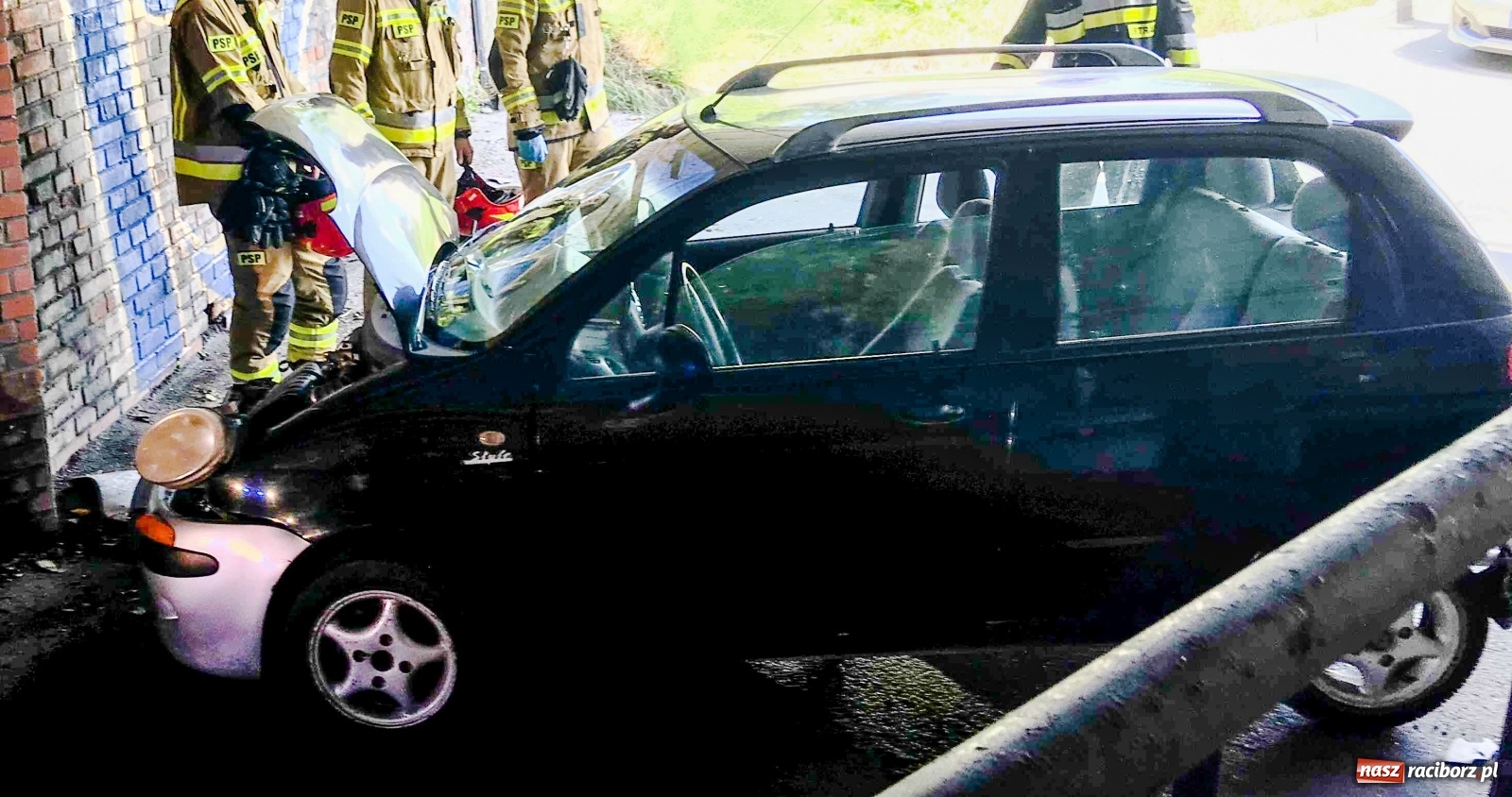 Zdjęcie w galerii na portalu naszraciborz.pl: Osobówka uderzyła w wiadukt przy Eichendorffa  wiadomości z regionu