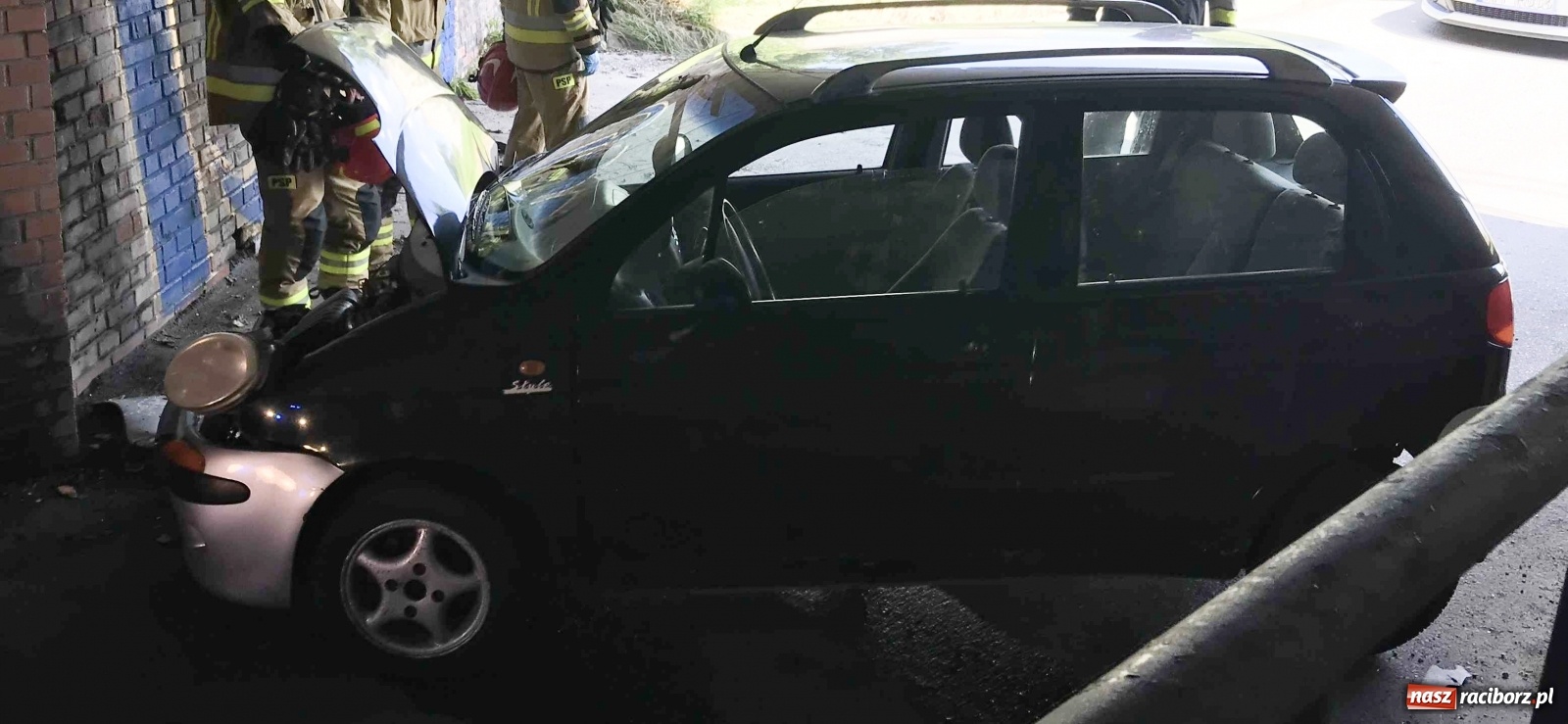 Zdjęcie w galerii na portalu naszraciborz.pl: Osobówka uderzyła w wiadukt przy Eichendorffa  wiadomości z regionu