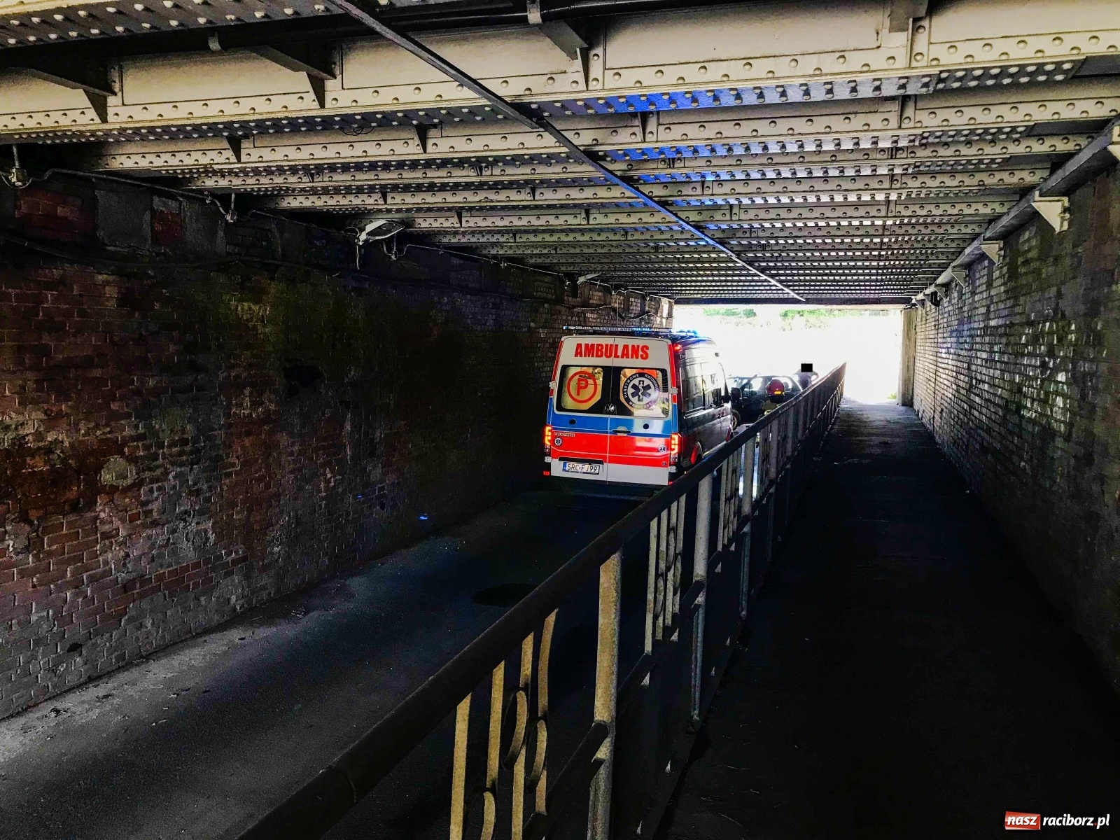 Zdjęcie w galerii na portalu naszraciborz.pl: Osobówka uderzyła w wiadukt przy Eichendorffa  wiadomości z regionu