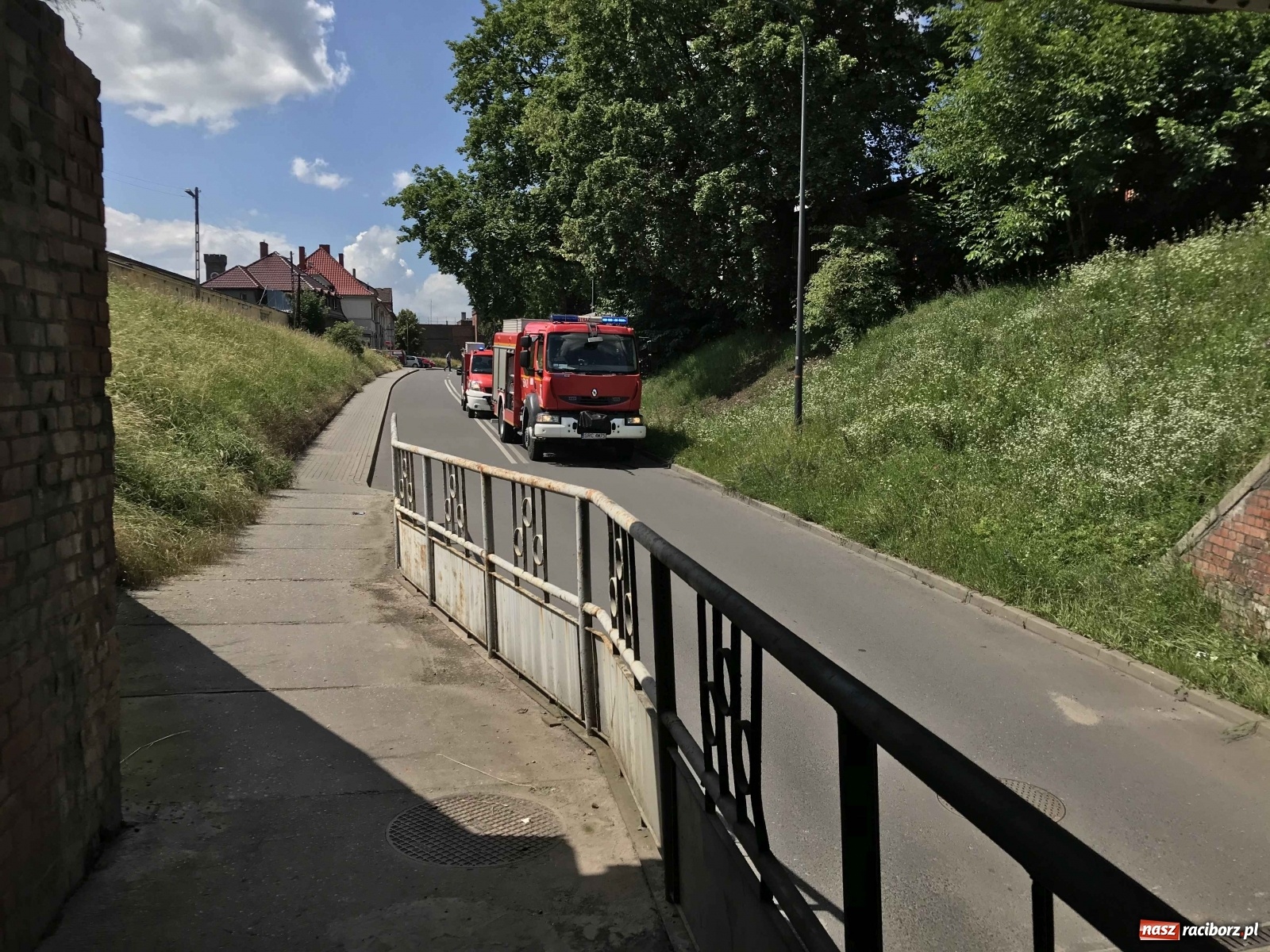 Zdjęcie w galerii na portalu naszraciborz.pl: Osobówka uderzyła w wiadukt przy Eichendorffa  wiadomości z regionu