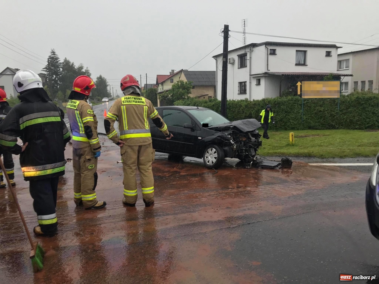 Zdjęcie w galerii na portalu naszraciborz.pl: Zderzenie dwóch fordów w Tworkowie [FOTO] wiadomości z regionu