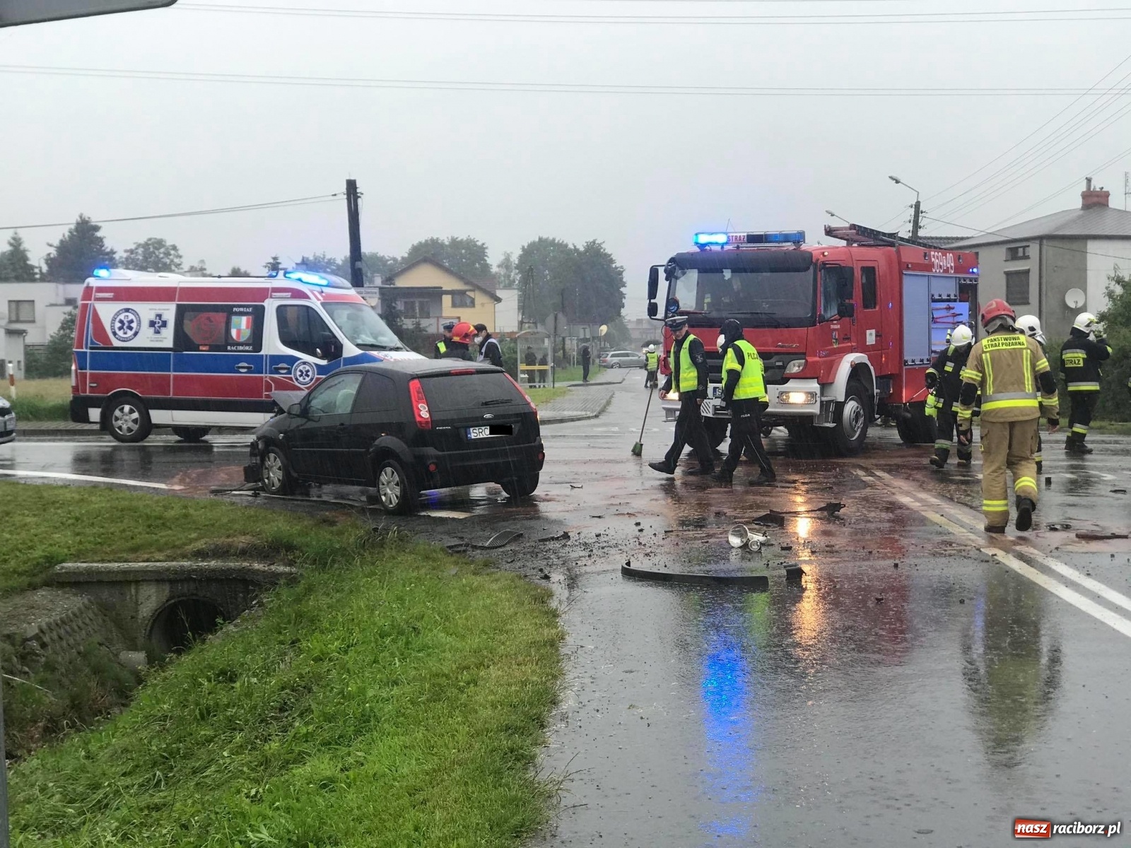 Zdjęcie w galerii na portalu naszraciborz.pl: Zderzenie dwóch fordów w Tworkowie [FOTO] wiadomości z regionu