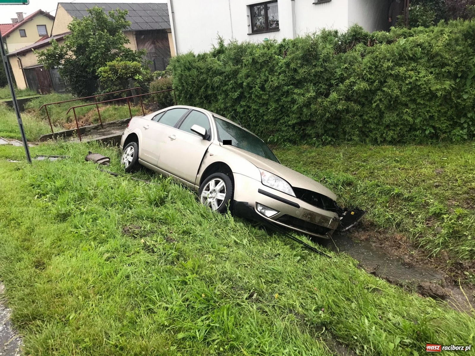 Zdjęcie w galerii na portalu naszraciborz.pl: Zderzenie dwóch fordów w Tworkowie [FOTO] wiadomości z regionu