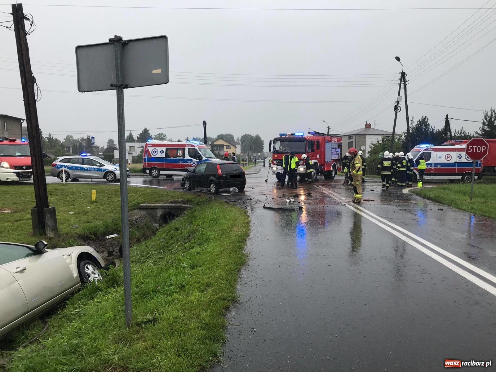Zdjęcie w galerii na portalu naszraciborz.pl: Zderzenie dwóch fordów w Tworkowie [FOTO] wiadomości z regionu