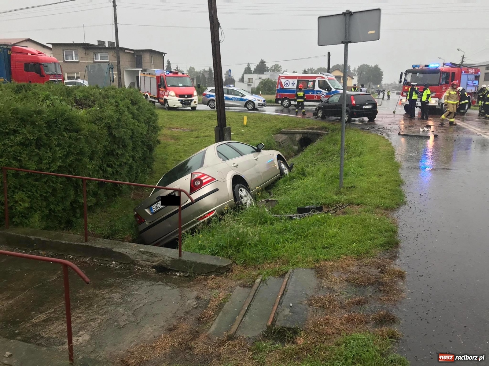 Zdjęcie w galerii na portalu naszraciborz.pl: Zderzenie dwóch fordów w Tworkowie [FOTO] wiadomości z regionu