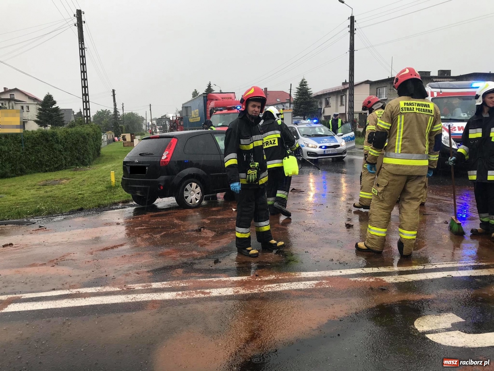 Zdjęcie w galerii na portalu naszraciborz.pl: Zderzenie dwóch fordów w Tworkowie [FOTO] wiadomości z regionu