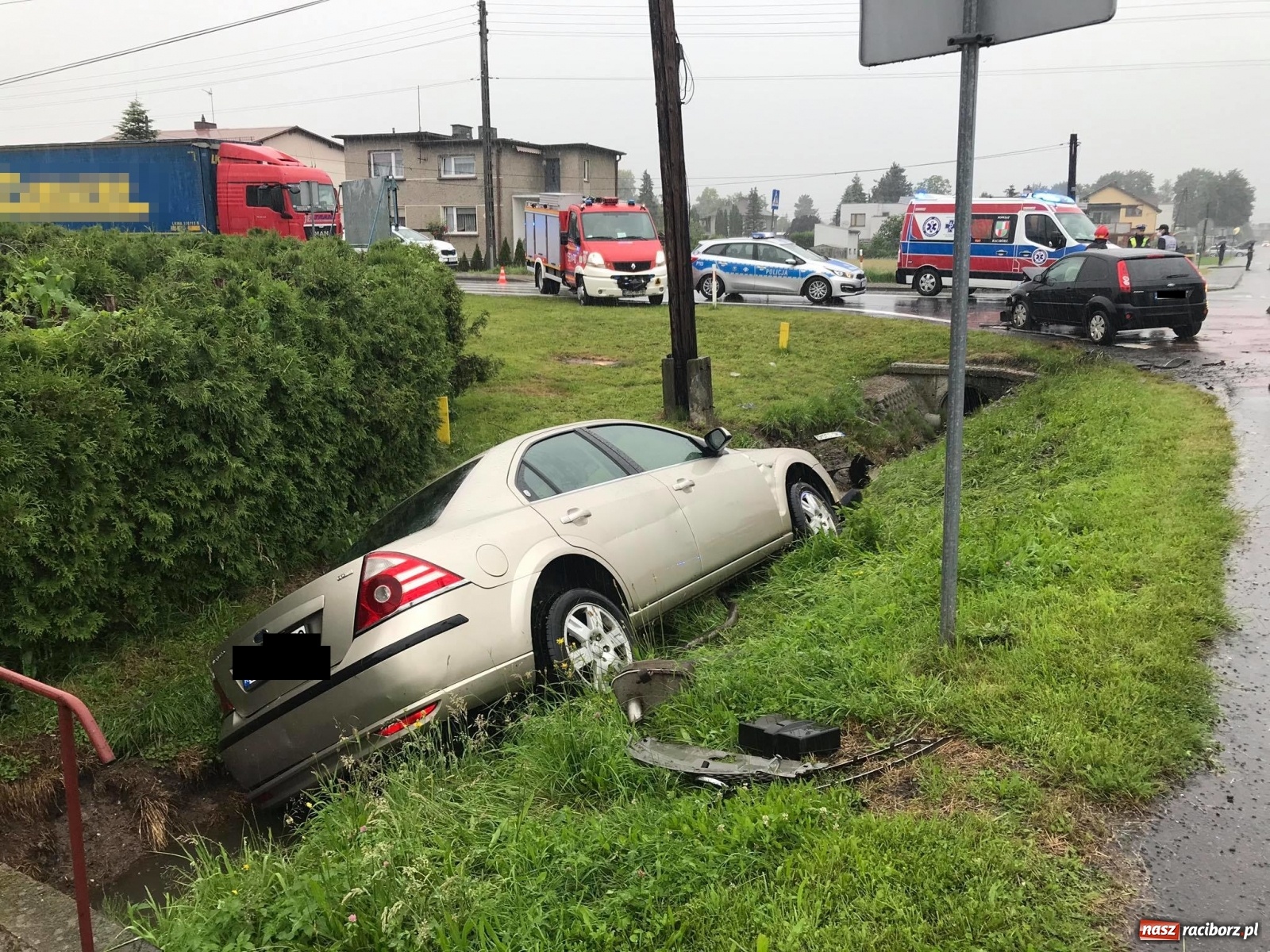 Zdjęcie w galerii na portalu naszraciborz.pl: Zderzenie dwóch fordów w Tworkowie [FOTO] wiadomości z regionu