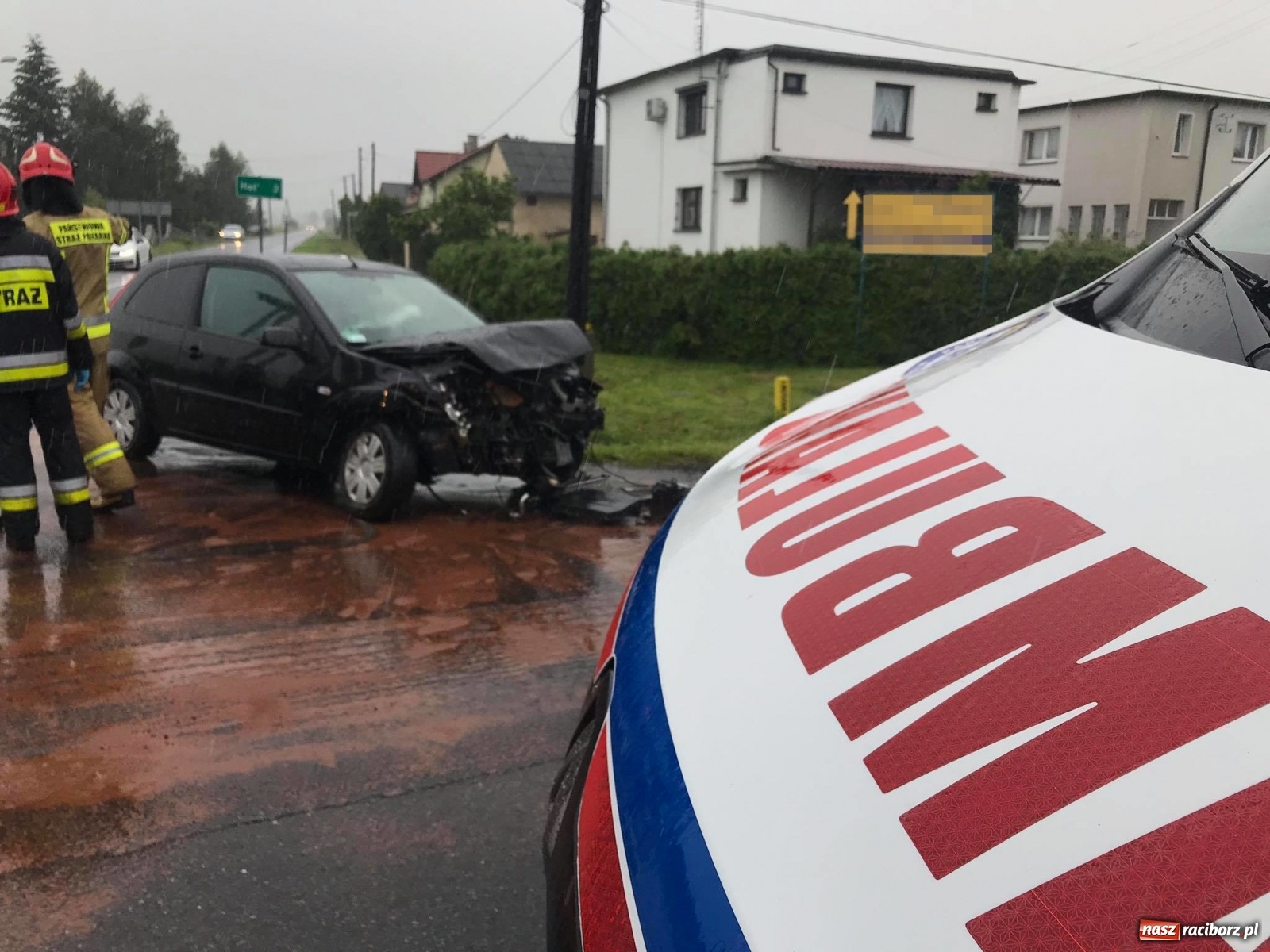 Zdjęcie w galerii na portalu naszraciborz.pl: Zderzenie dwóch fordów w Tworkowie [FOTO] wiadomości z regionu