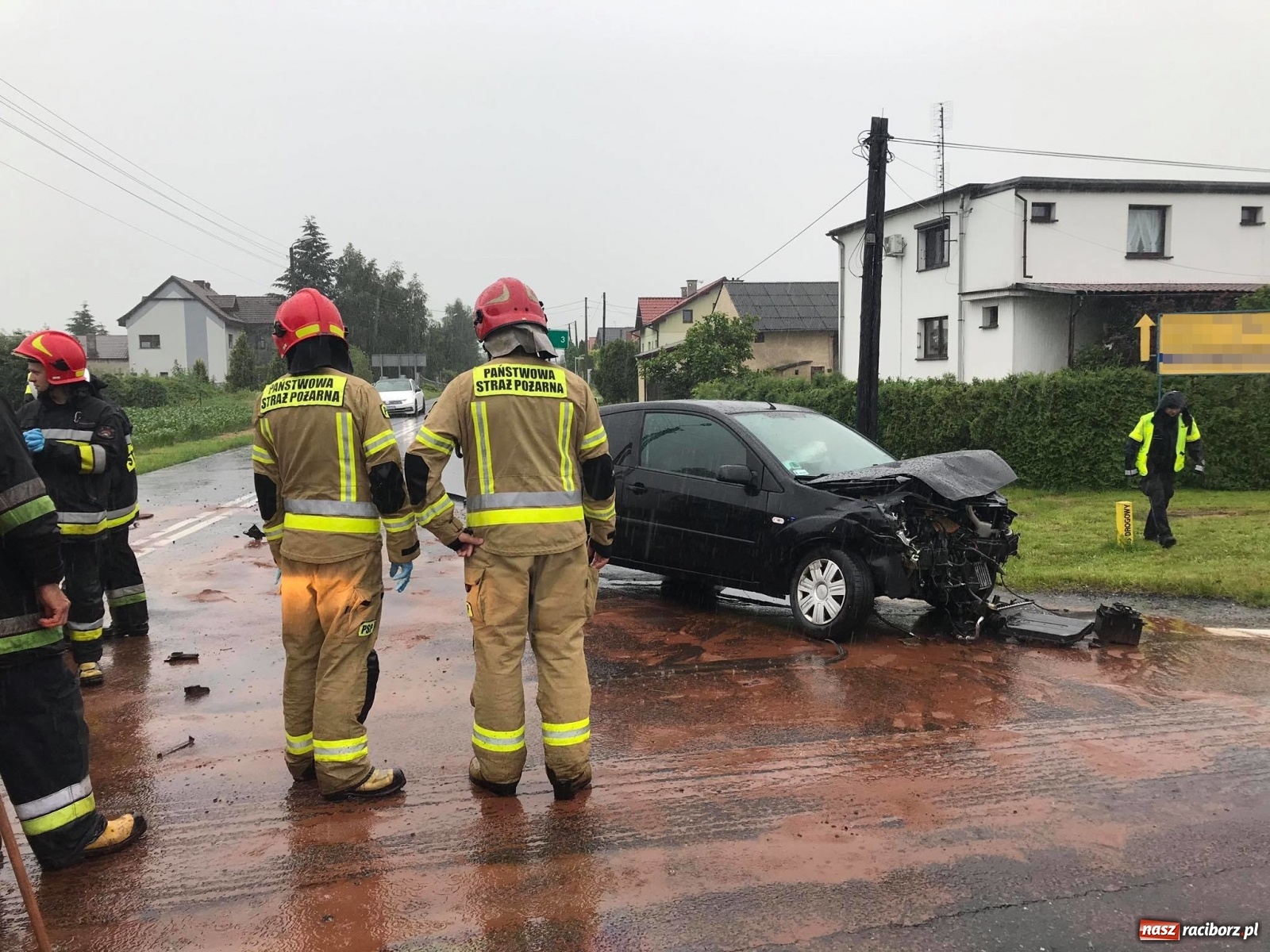 Zdjęcie w galerii na portalu naszraciborz.pl: Zderzenie dwóch fordów w Tworkowie [FOTO] wiadomości z regionu