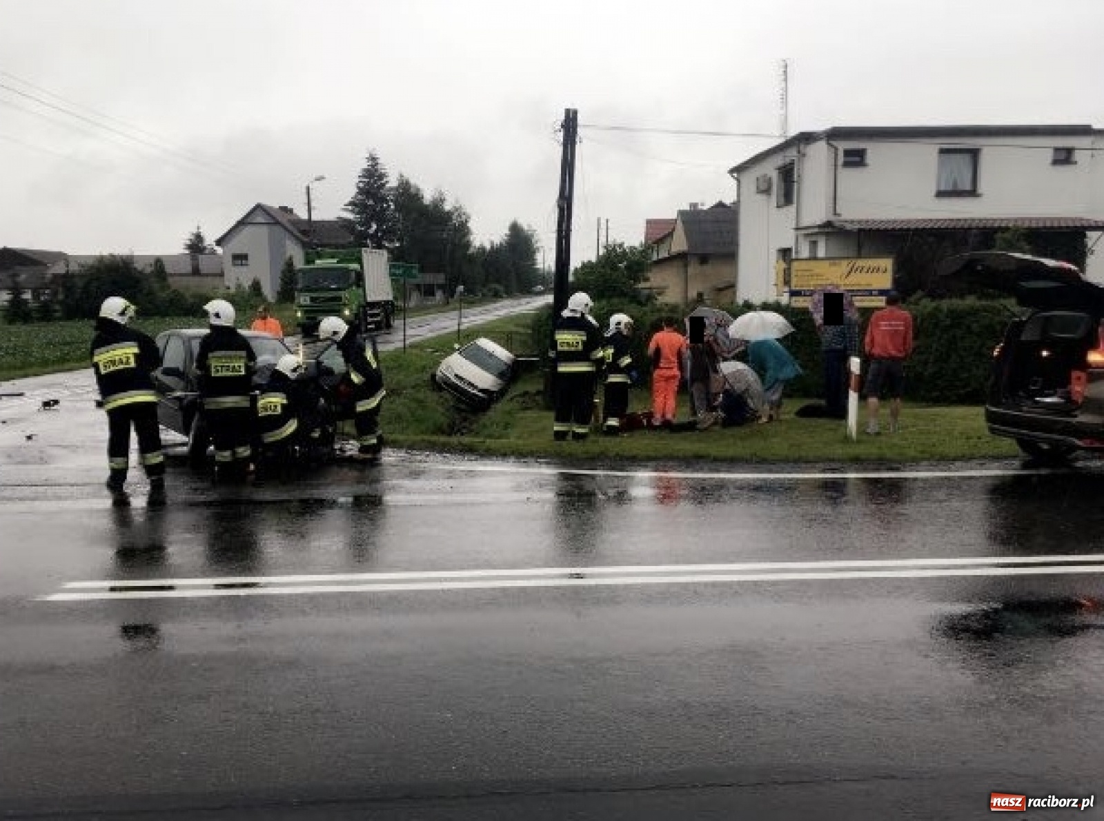 Zdjęcie w galerii na portalu naszraciborz.pl: Zderzenie dwóch fordów w Tworkowie [FOTO] wiadomości z regionu