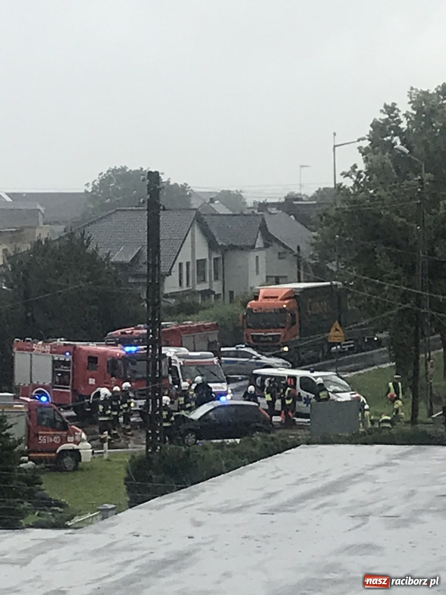 Zdjęcie w galerii na portalu naszraciborz.pl: Zderzenie dwóch fordów w Tworkowie [FOTO] wiadomości z regionu