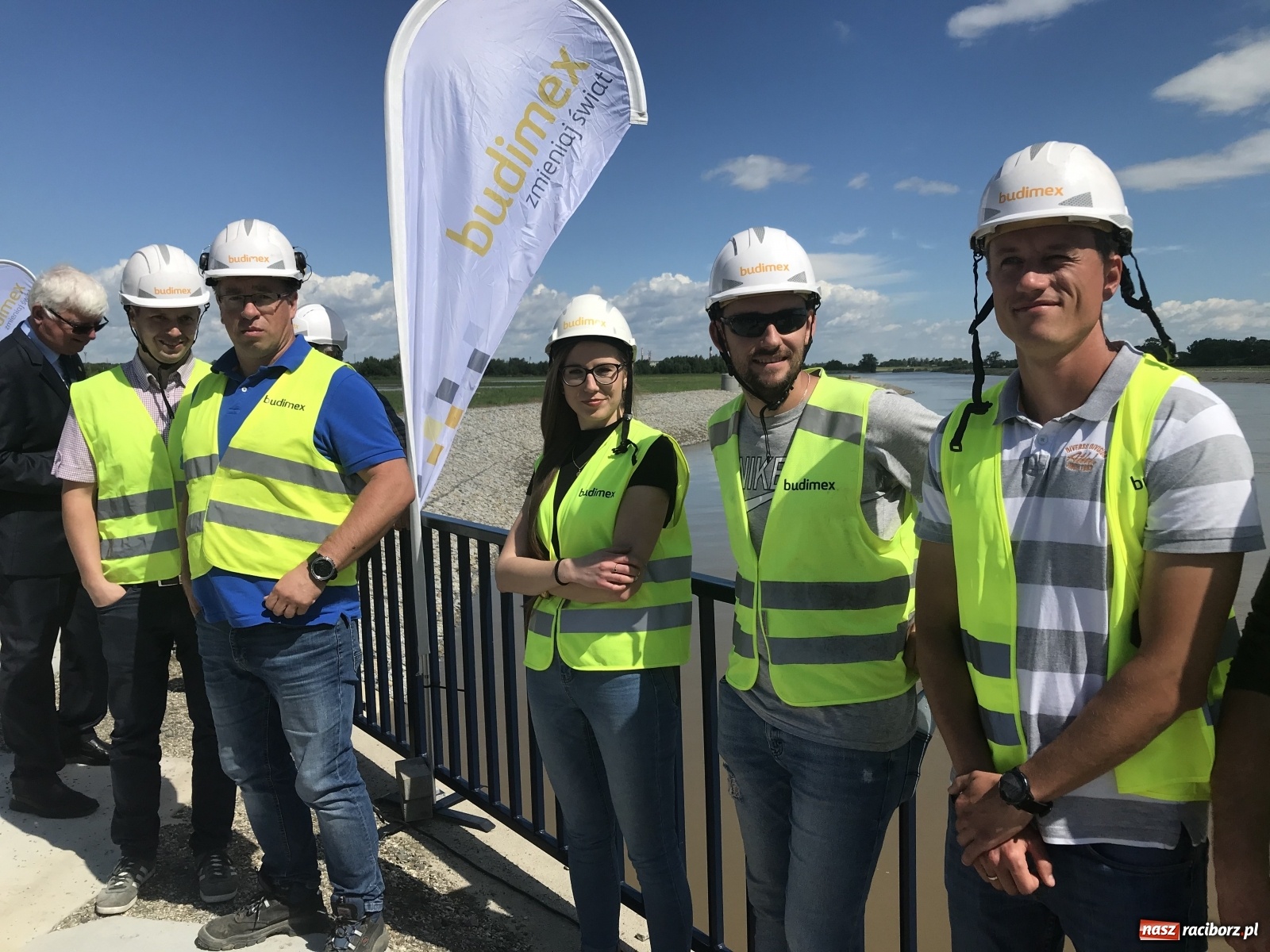 Zdjęcie w galerii na portalu naszraciborz.pl: Nie odpuścili! Ekipa Budimexu stoi za sukcesem przy budowie zbiornika Racibórz wiadomości z regionu