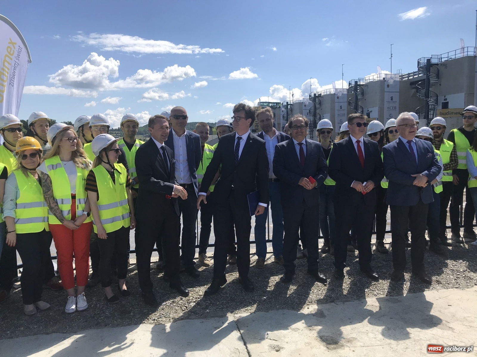 Zdjęcie w galerii na portalu naszraciborz.pl: Nie odpuścili! Ekipa Budimexu stoi za sukcesem przy budowie zbiornika Racibórz wiadomości z regionu