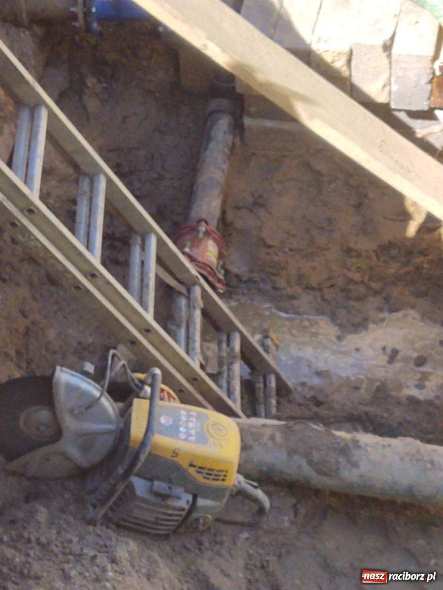 Zdjęcie w galerii na portalu naszraciborz.pl: Na Chodkiewicza bez wody. Skomplikowana awaria [FOTO] wiadomości z regionu