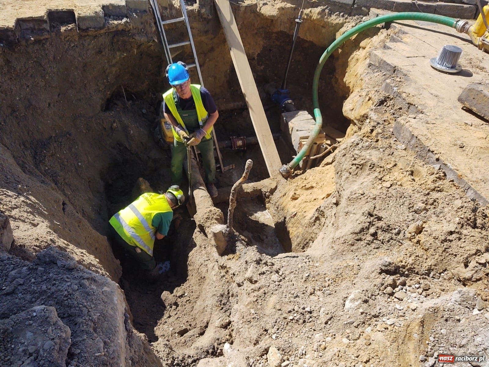 Zdjęcie w galerii na portalu naszraciborz.pl: Na Chodkiewicza bez wody. Skomplikowana awaria [FOTO] wiadomości z regionu