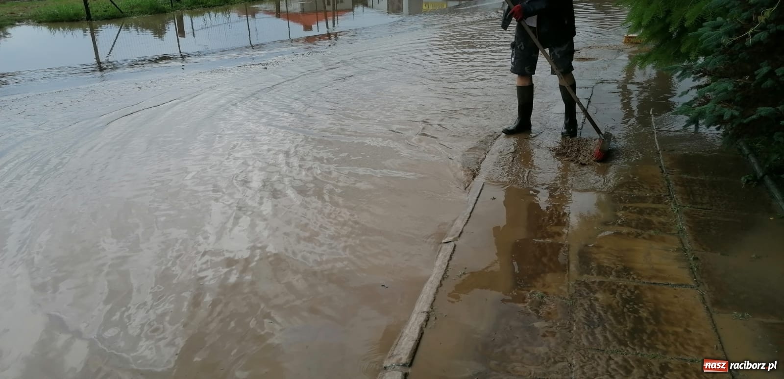 Zdjęcie w galerii na portalu naszraciborz.pl: Ulewa nad Borucinem. Kuchelnicka jak rzeka [FOTO i WIDEO] wiadomości z regionu